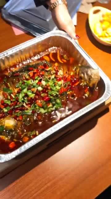 外卖爆料烤鱼视频教程,烤鱼视频教程，在家也能轻松享受美食！